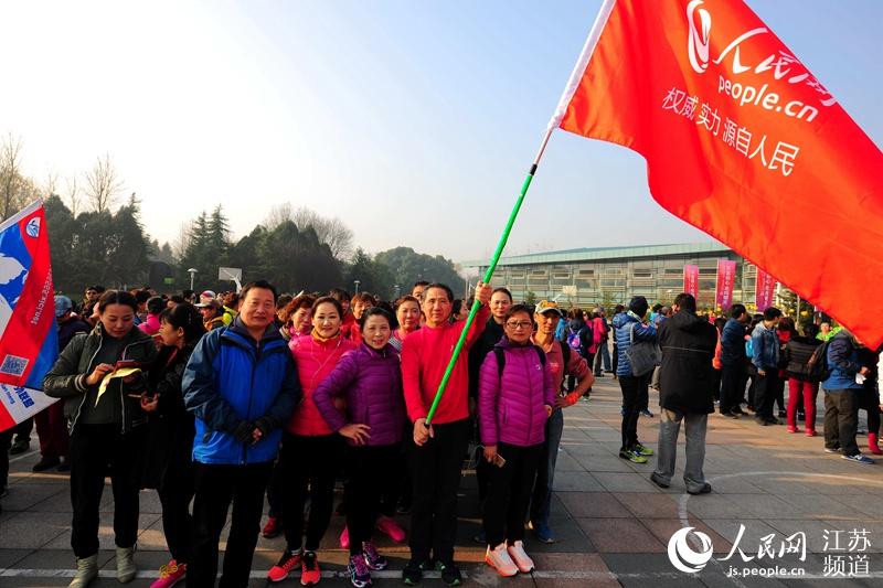 Diário do Povo Online organiza caminhada em comemora??o do seu 20o aniversário em Jiangsu