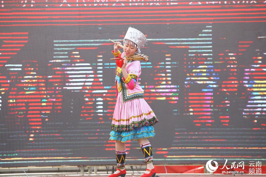 Diário do Povo Online organiza caminhada em comemora??o do seu 20o aniversário em Yunnan