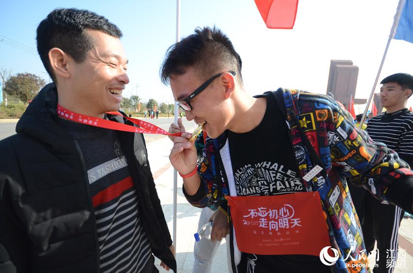 Diário do Povo Online organiza caminhada em comemora??o do seu 20o aniversário em Jiangxi