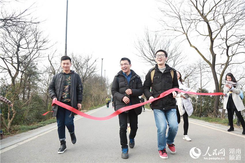 Diário do Povo Online organiza caminhada em comemora??o do seu 20o aniversário em Changsha