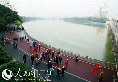 Diário do Povo Online organiza caminhada em comemora??o do seu 20o aniversário em Nanning