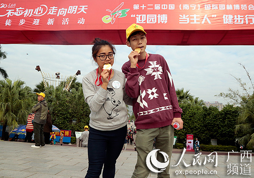 Diário do Povo Online organiza caminhada em comemora??o do seu 20o aniversário em Nanning