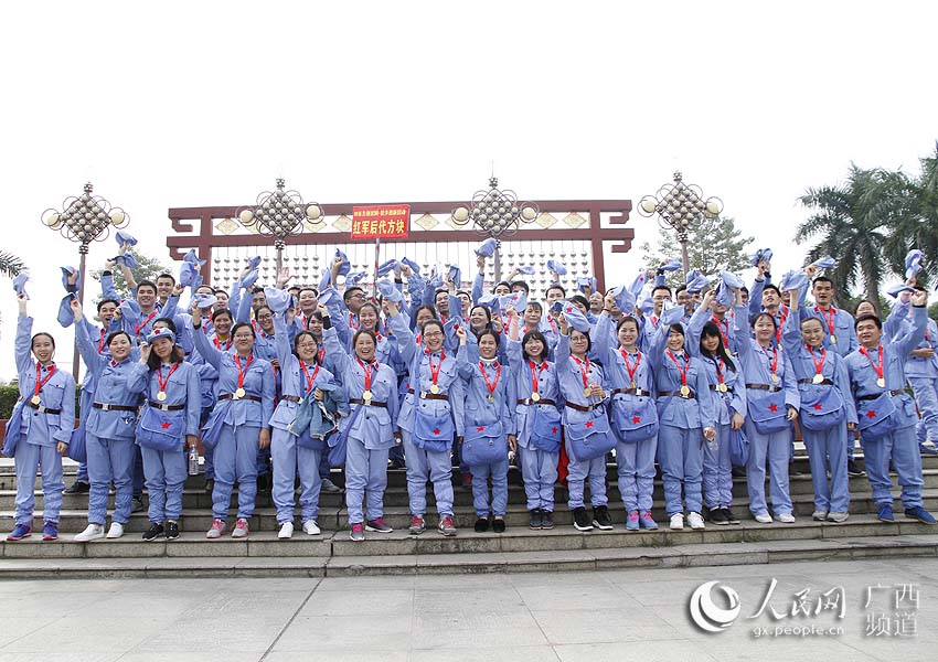 Diário do Povo Online organiza caminhada em comemora??o do seu 20o aniversário em Tiandong