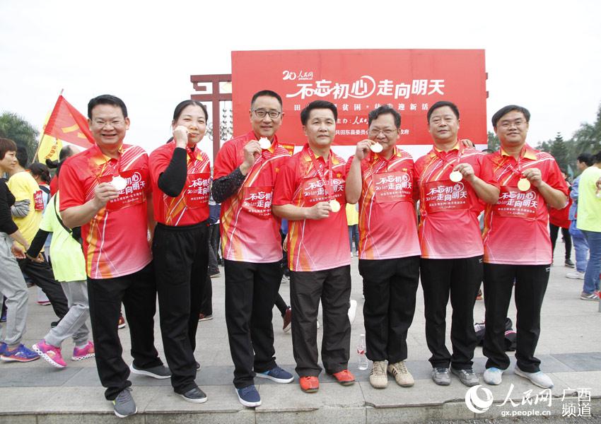Diário do Povo Online organiza caminhada em comemora??o do seu 20o aniversário em Tiandong
