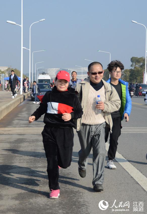 Diário do Povo Online organiza caminhada em comemora??o do seu 20o aniversário em Jiangxi