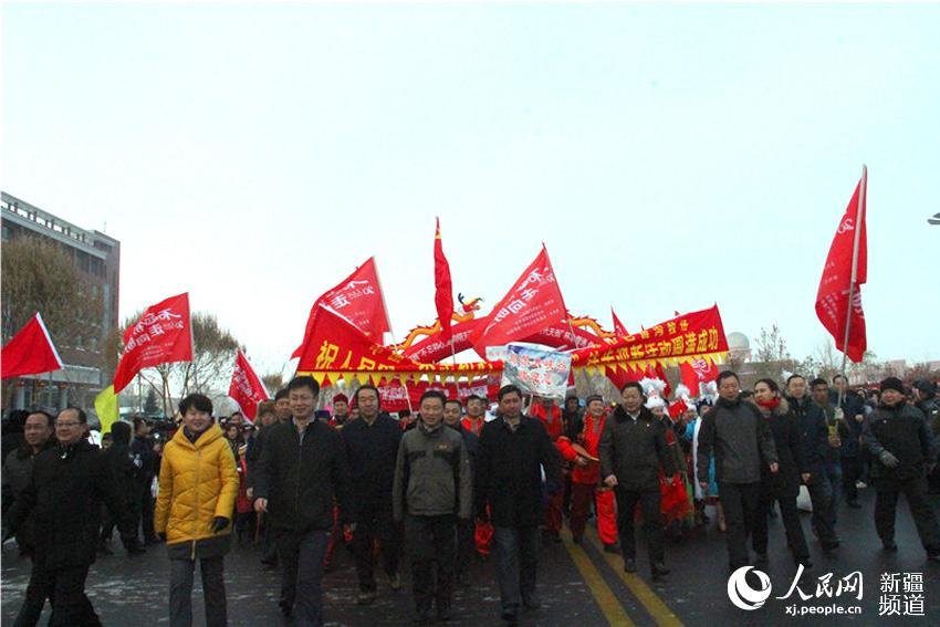 Diário do Povo Online organiza caminhada em comemora??o do seu 20o aniversário em Wusu