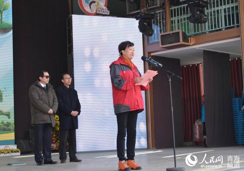 Diário do Povo Online organiza caminhada em comemora??o do seu 20o aniversário em Xining