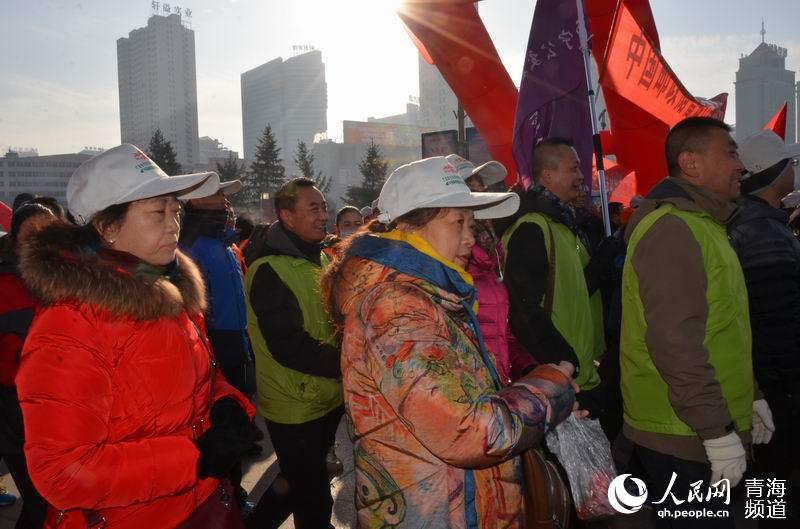 Diário do Povo Online organiza caminhada em comemora??o do seu 20o aniversário em Xining