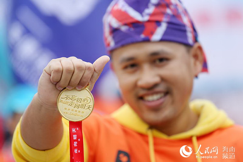 Diário do Povo Online organiza caminhada em comemora??o do seu 20o aniversário em Danzhou