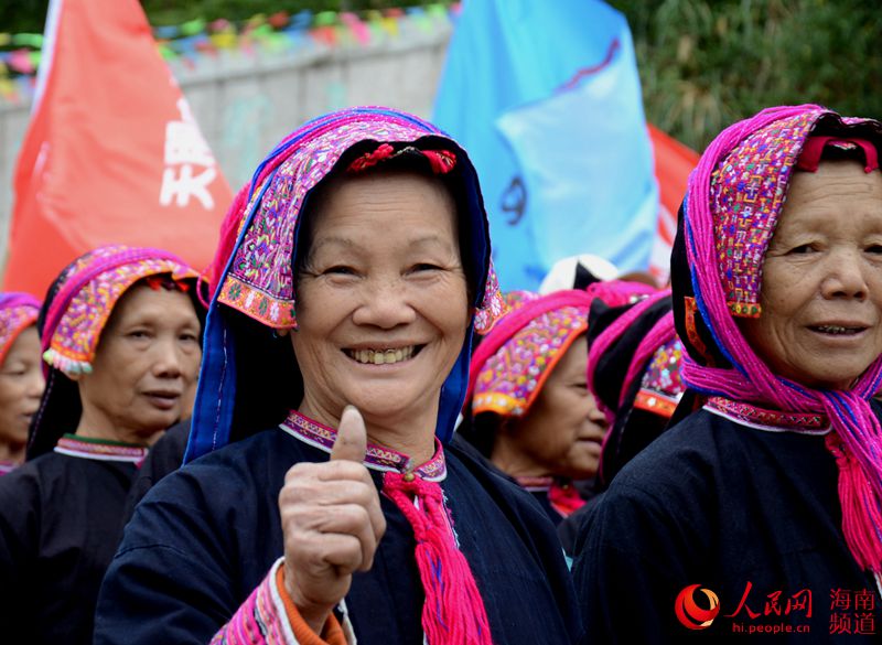 Diário do Povo Online organiza caminhada em comemora??o do seu 20o aniversário em Wuzhishan