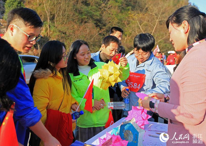 Diário do Povo Online organiza caminhada em comemora??o do seu 20o aniversário em Xianju