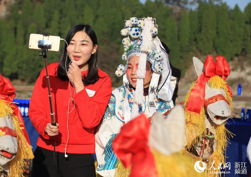 Diário do Povo Online organiza caminhada em comemora??o do seu 20o aniversário em Xianju