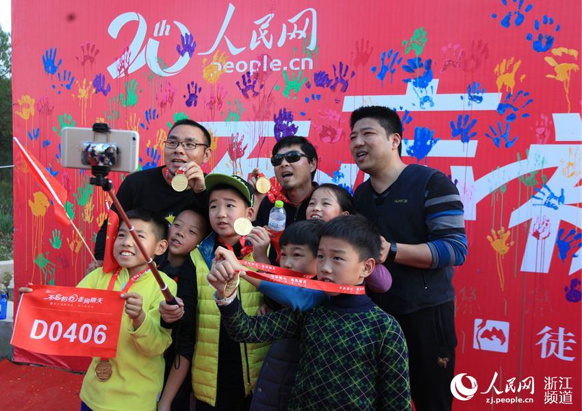 Diário do Povo Online organiza caminhada em comemora??o do seu 20o aniversário em Xianju