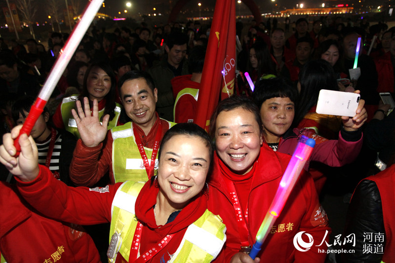 Diário do Povo Online organiza caminhada em comemora??o do seu 20o aniversário em Luohe