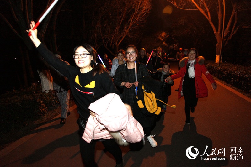 Diário do Povo Online organiza caminhada em comemora??o do seu 20o aniversário em Luohe