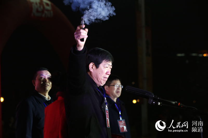 Diário do Povo Online organiza caminhada em comemora??o do seu 20o aniversário em Luohe