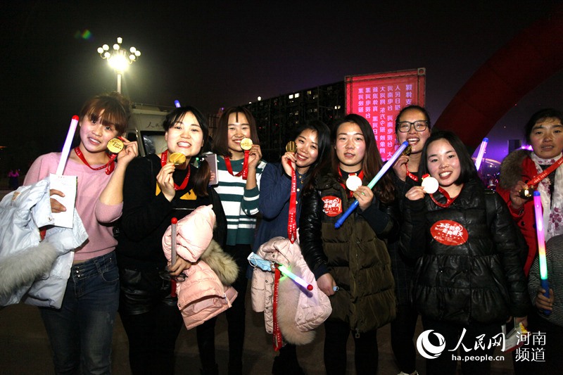 Diário do Povo Online organiza caminhada em comemora??o do seu 20o aniversário em Luohe