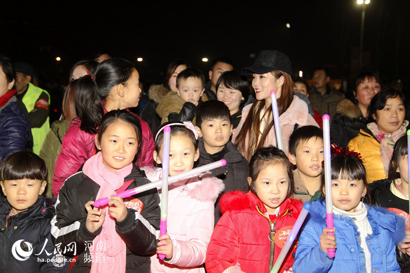 Diário do Povo Online organiza caminhada em comemora??o do seu 20o aniversário em Luohe