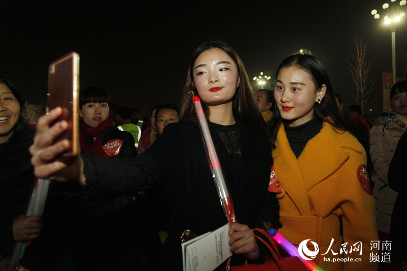 Diário do Povo Online organiza caminhada em comemora??o do seu 20o aniversário em Luohe