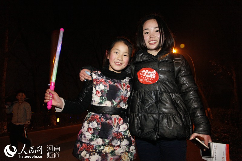 Diário do Povo Online organiza caminhada em comemora??o do seu 20o aniversário em Luohe