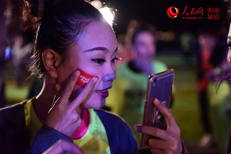 Diário do Povo Online organiza caminhada em comemora??o do seu 20o aniversário em Sanya