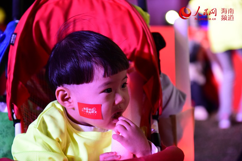 Diário do Povo Online organiza caminhada em comemora??o do seu 20o aniversário em Sanya