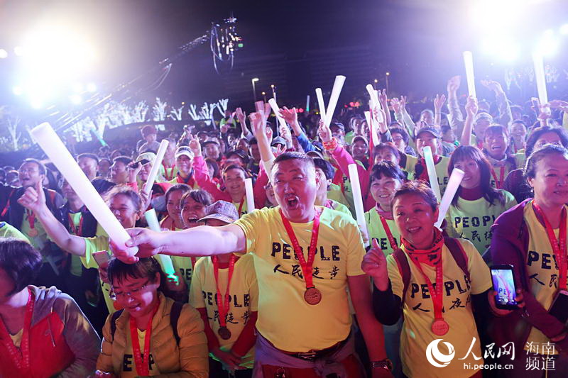 Diário do Povo Online organiza caminhada em comemora??o do seu 20o aniversário em Haikou