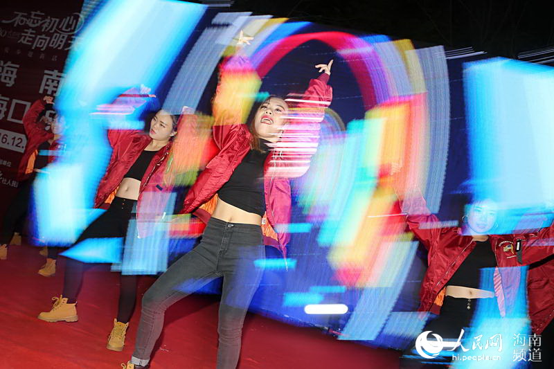 Diário do Povo Online organiza caminhada em comemora??o do seu 20o aniversário em Haikou