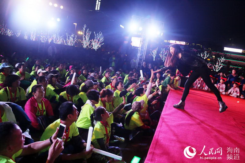 Diário do Povo Online organiza caminhada em comemora??o do seu 20o aniversário em Haikou