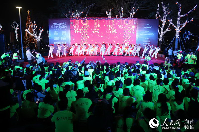 Diário do Povo Online organiza caminhada em comemora??o do seu 20o aniversário em Haikou