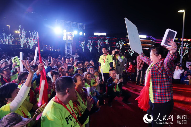 Diário do Povo Online organiza caminhada em comemora??o do seu 20o aniversário em Haikou