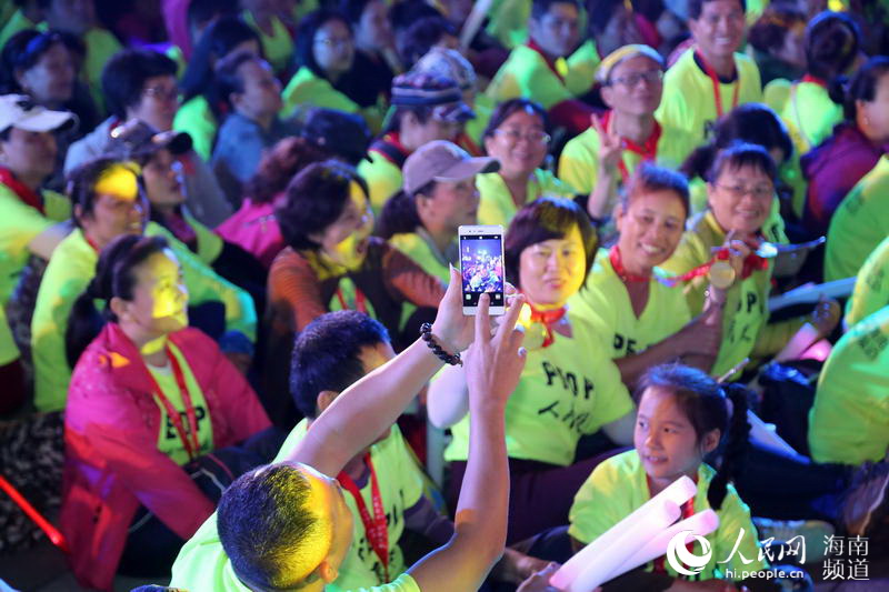 Diário do Povo Online organiza caminhada em comemora??o do seu 20o aniversário em Haikou