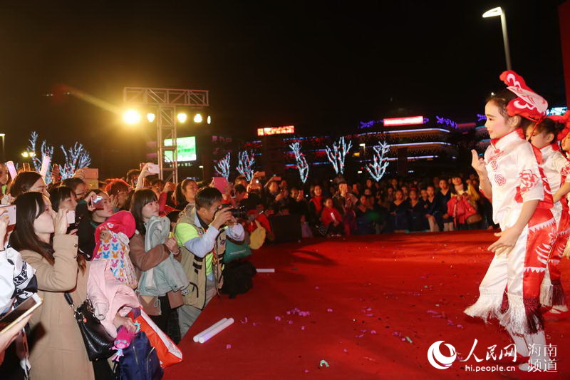Diário do Povo Online organiza caminhada em comemora??o do seu 20o aniversário em Haikou