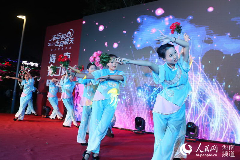 Diário do Povo Online organiza caminhada em comemora??o do seu 20o aniversário em Haikou