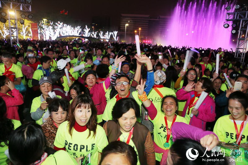 Diário do Povo Online organiza caminhada em comemora??o do seu 20o aniversário em Haikou