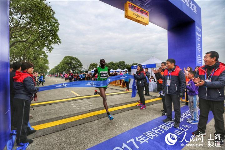 Diário do Povo Online organiza caminhada em comemora??o do seu 20o aniversário em Shanghai