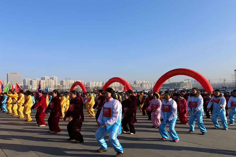 Diário do Povo Online organiza caminhada em comemora??o do seu 20o aniversário em Datong