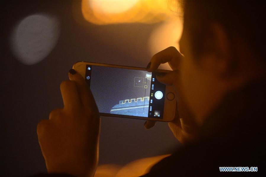 Lua crescente e Vénus avistados no céu da China