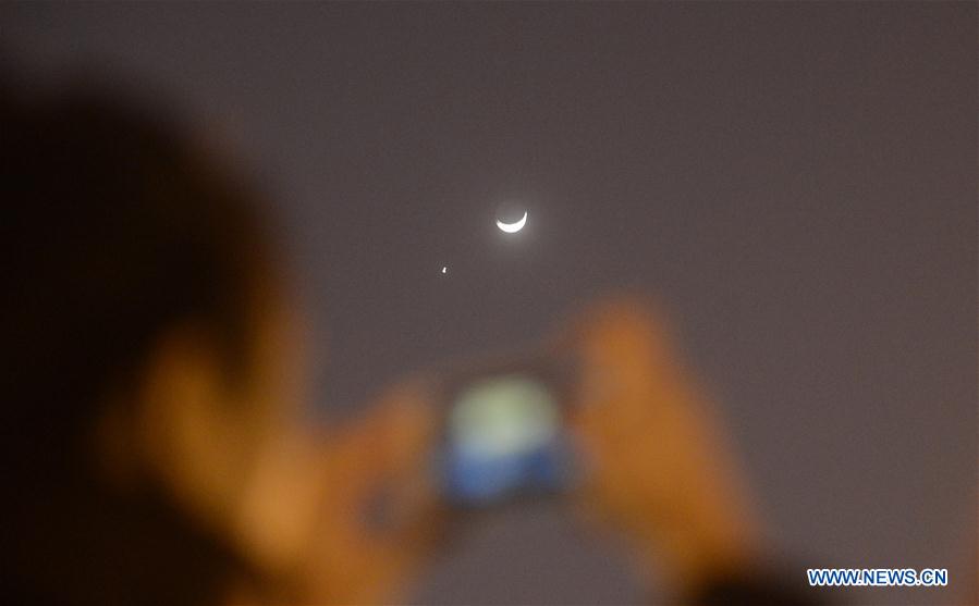 Lua crescente e Vénus avistados no céu da China