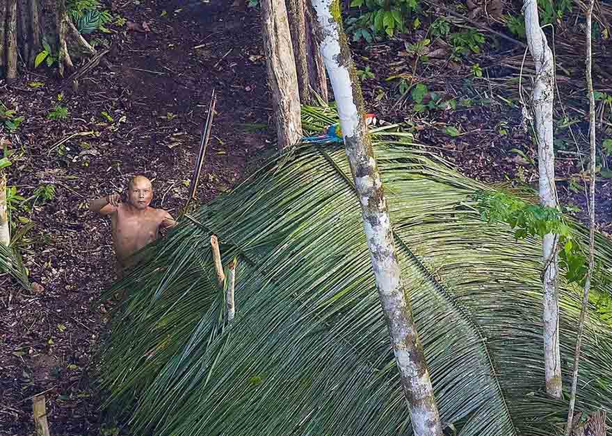 Fotógrafo brasileiro captura momentos raros de índios na Amaz?nia