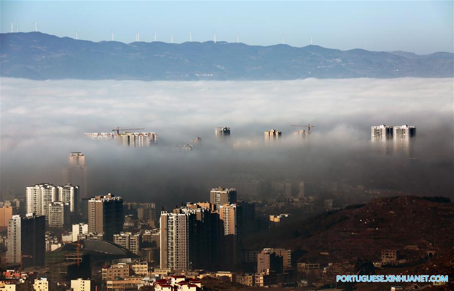Condado de Weining no sudoeste da China amanhece coberta por nevoeiro