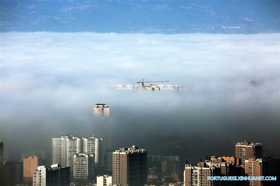 Condado de Weining no sudoeste da China amanhece coberta por nevoeiro