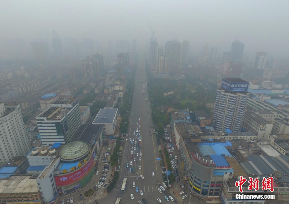 Linha “fronteiri?a” entre o céu azul e o smog