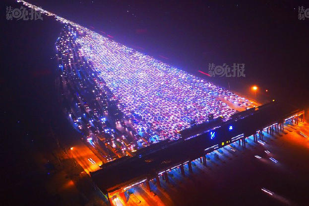 Vista aérea: Encerramento de várias autoestradas devido ao smog