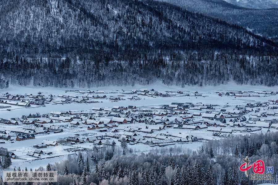 Paisagem de inverno na vila da etnia Tuva em Xinjiang