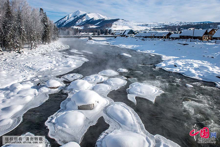 Paisagem de inverno na vila da etnia Tuva em Xinjiang