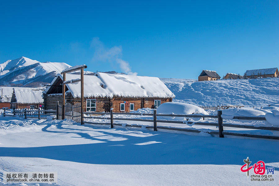 Paisagem de inverno na vila da etnia Tuva em Xinjiang