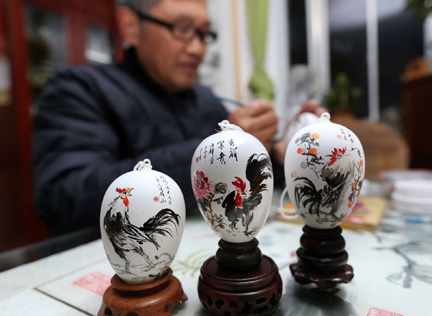 Artes?o de Jiangsu cria pinturas em ovo para celebrar chegada do Ano do Galo