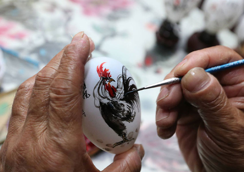 Artes?o de Jiangsu cria pinturas em ovo para celebrar chegada do Ano do Galo