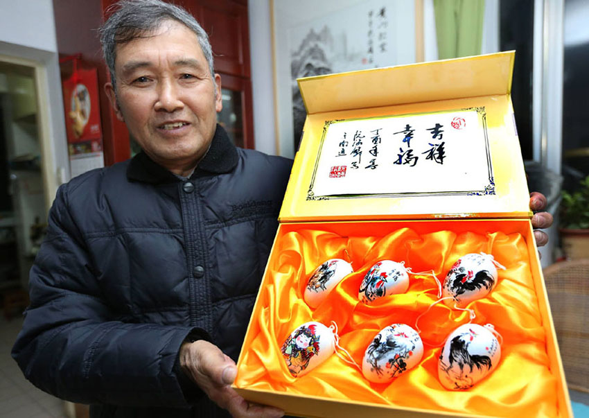 Artes?o de Jiangsu cria pinturas em ovo para celebrar chegada do Ano do Galo